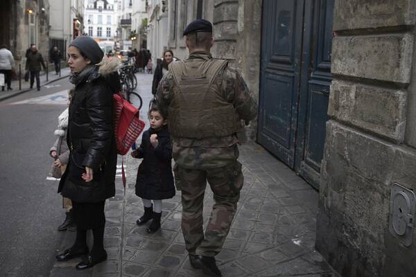 Soldados italianos patrullan el antiguo barrio judío de Roma y tropas belgas ayudarán a proteger los lugares judíos, mientras un funcionario advierte que la amenaza de violencia antisemita "es muy real".