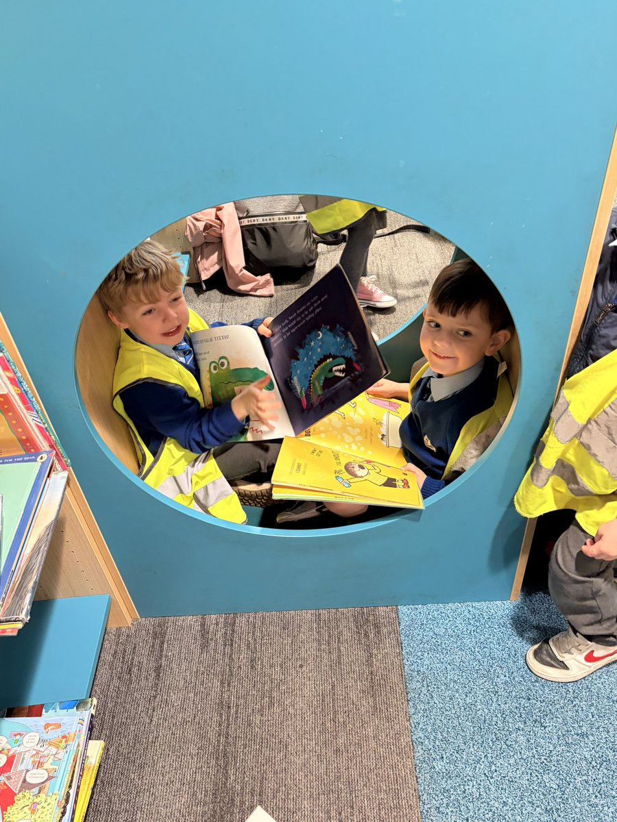 StJosephsCP's tweet image. FY are enjoying looking at all the books and listening to stories. #oracy #lichfieldlibrary