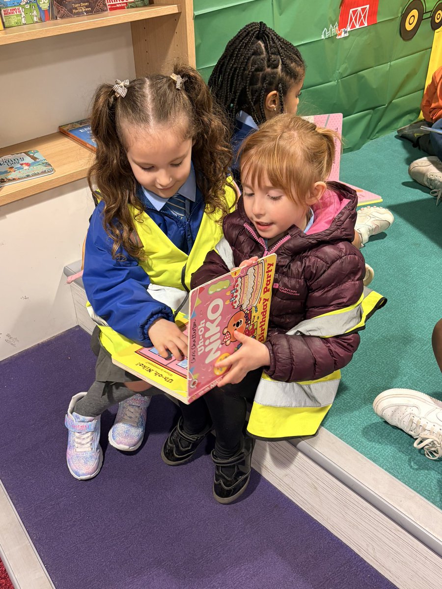 StJosephsCP's tweet image. FY are enjoying looking at all the books and listening to stories. #oracy #lichfieldlibrary