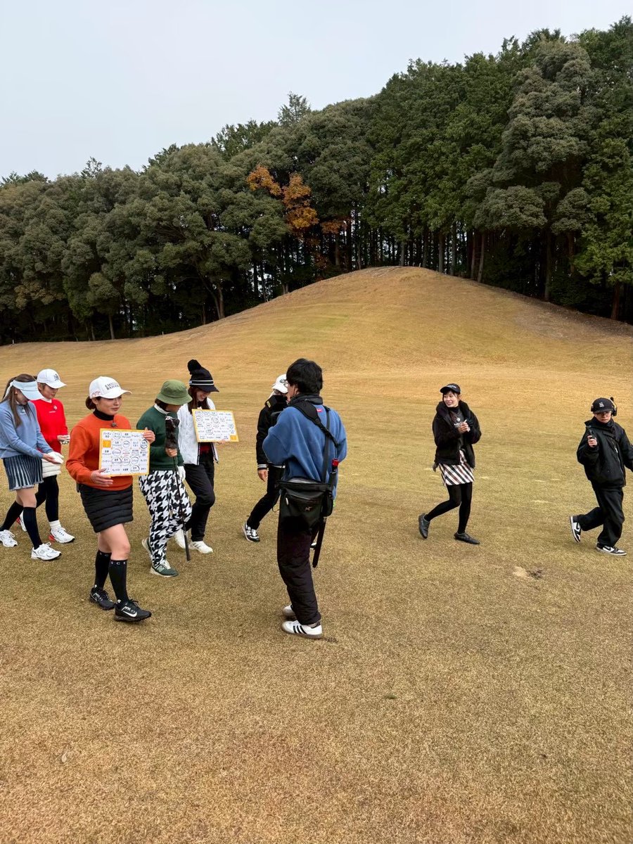 sundaygolf_itv6's tweet photo. 賞品を目指してビンゴの枠を開けようとバタついてる両チーム🤣
次回で決着です🔥
さあ、勝つのはどっち⁉️🫢

#4under
#大洲ゴルフ倶楽部
#井坂彰 #山崎未来 #豊福海央
#あいテレビ #愛媛 #ゴルフ https://t.co/bWXPFFigBQ