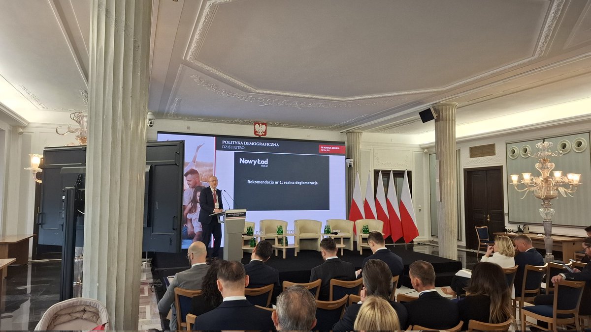 Pierwszy punkt rekomendacji od Konrada Bonisławskiego z <a href="/nowylad/">Nowy Ład</a> i <a href="/CMG_ORG_PL/">Centrum Myśli Gospodarczej</a> na konferencji #PolitykaDemograficzna?

Realna deglomeracja 💪, być może najważniejszy tozsamościowo postulat <a href="/KlubJagiellonsk/">Klub Jagielloński</a> od dekady.