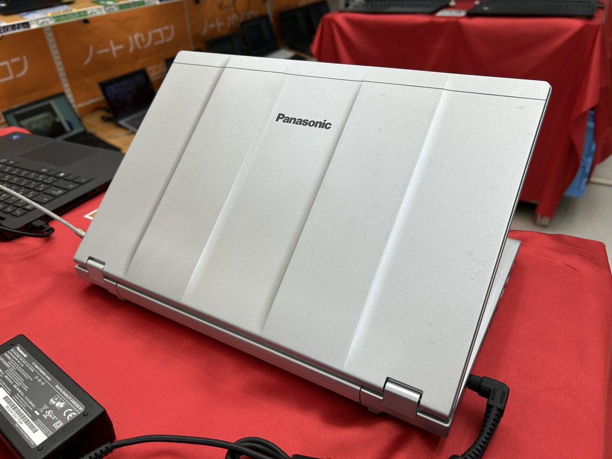 PCcomfullAKB4's tweet image. 今週の秋葉原4号店限定セール！
②【CF-LV1J13KS】
11世代CPU入りの14インチレッツノート！

抜群の処理性能に、安心のメモリ16GB！
軽量で頑丈なボディで、持ち運びにぴったりな1台☝️

とりあえずこの構成なら、ほとんどの作業で困ることは無いのでは！？

10台限定！
#panasonic #lv1 #レッツノート