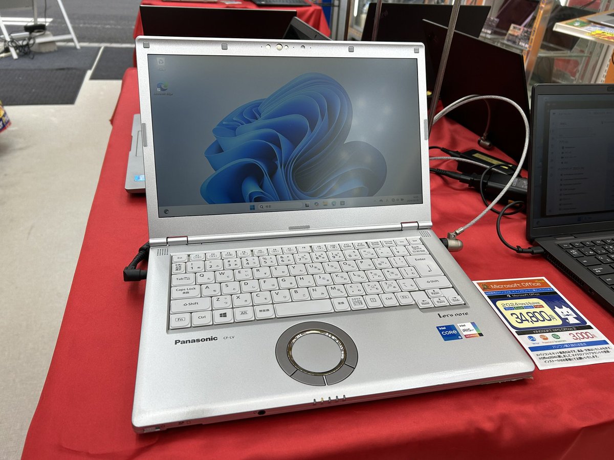 PCcomfullAKB4's tweet image. 今週の秋葉原4号店限定セール！
②【CF-LV1J13KS】
11世代CPU入りの14インチレッツノート！

抜群の処理性能に、安心のメモリ16GB！
軽量で頑丈なボディで、持ち運びにぴったりな1台☝️

とりあえずこの構成なら、ほとんどの作業で困ることは無いのでは！？

10台限定！
#panasonic #lv1 #レッツノート