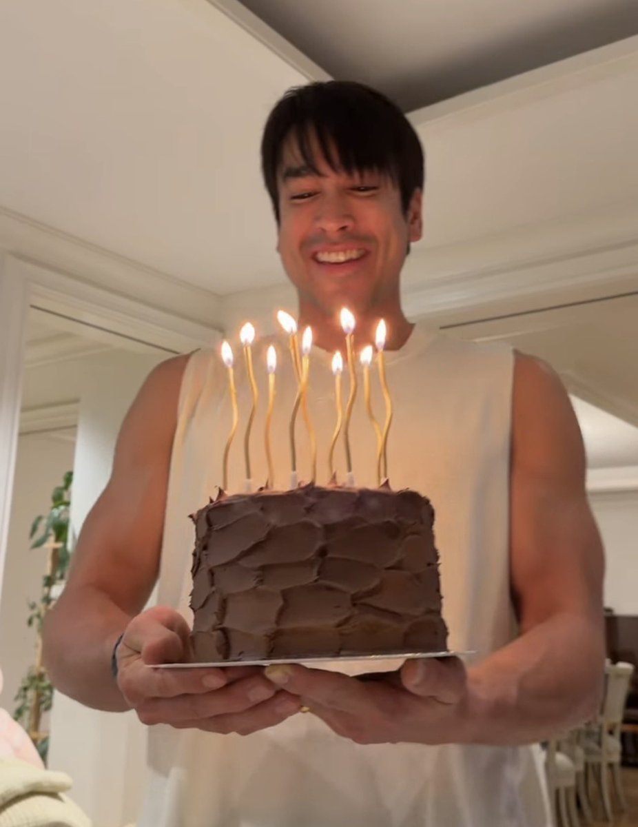 เป็น 33 ที่โคตรแฮปปี้ ดูละครตั้งแต่อายุ 17 ตั้งแต่เค้ายังไม่จีบกัน จนเค้าจะแต่งงานกันเดือนหน้าแล้วอ่าาาา น้ำตาไหล 🥹