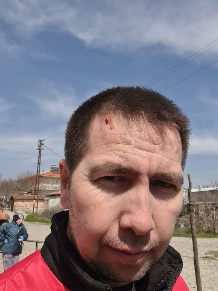 Balıkesir İli Altıeylül İlçe Tarım ve Orman Müdürlüğünde görev yapan Veteriner Hekim Osman Altay küçükbaş hayvan  aşılaması sırasında iş kazası geçirdi.

Meslektaşımıza geçmiş olsun dileklerimizi sunuyoruz.

Sahada bulaşıcı hastalıklarla iç içe, fiziki yaralanma riski çok yüksek