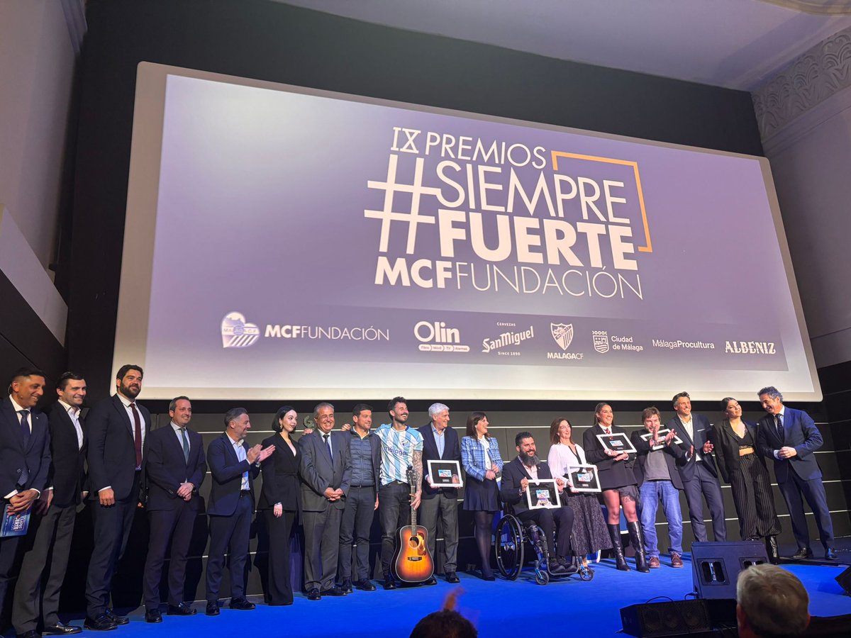 deportemalaga's tweet photo. El concejal de #Deporte 🏋️‍♀️🏑de @malaga, @borjavivas, participó ayer en la Gala de los IX Premios #SiempreFuerte 💪, organizados por la #FundaciónMálagaCF. Estos galardones distinguen a deportistas y entidades relacionadas con valores solidarios e inclusivos. #deportemalaga https://t.co/HnamvbCOPV