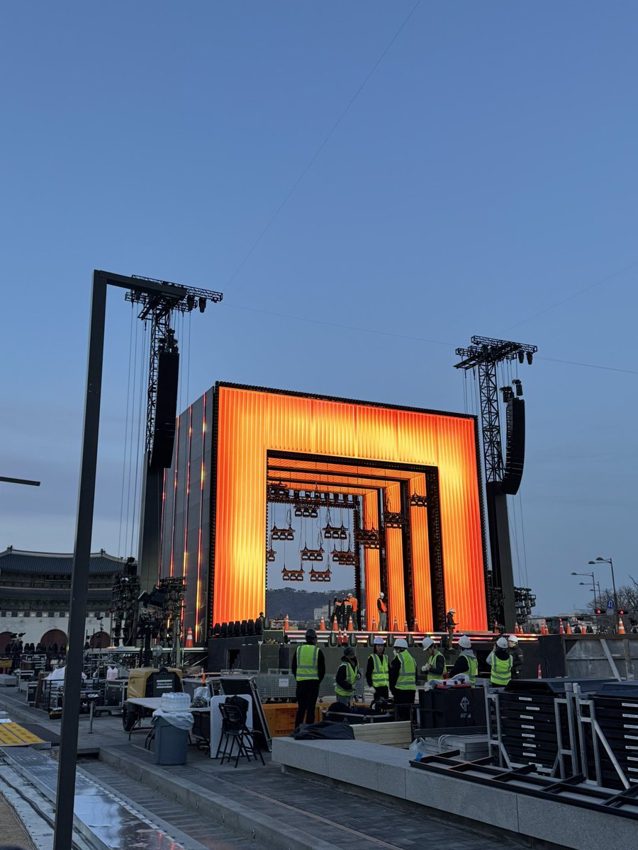 เวทีแบบตะโกนว่า “บังทันกลับมาแล้วโว่ย!!!”