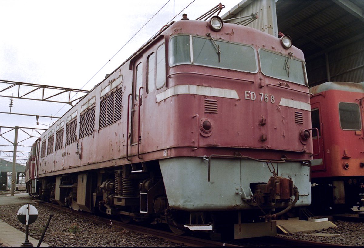 fukuchin_san's tweet photo. 旧鹿児島機関区や伊集院電留線、鹿児島車両所には余剰廃車になったED76若番、サロ481、サロ581などが集結していました。サロ481の一部は「なは」レガート車両に転用できたものもありましたがほとんど解体でした。 https://t.co/fZs5xQntiL