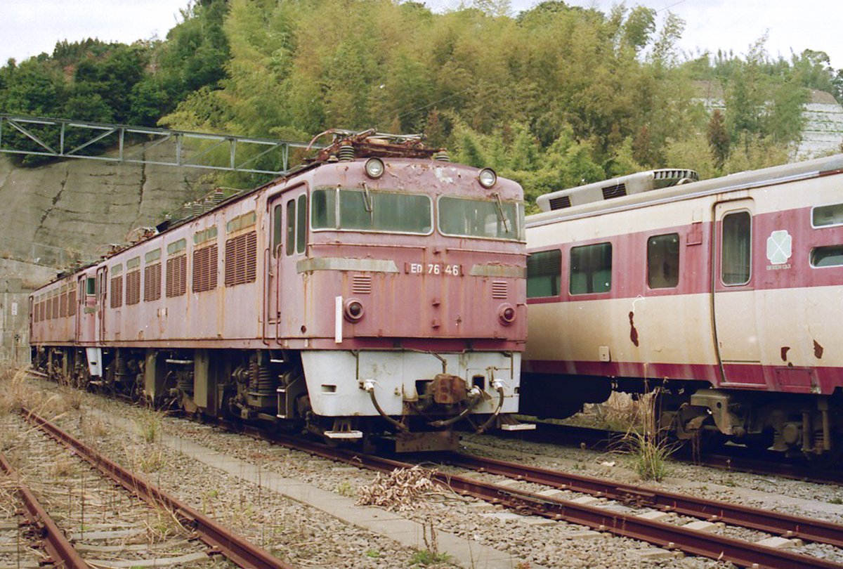 fukuchin_san's tweet photo. 旧鹿児島機関区や伊集院電留線、鹿児島車両所には余剰廃車になったED76若番、サロ481、サロ581などが集結していました。サロ481の一部は「なは」レガート車両に転用できたものもありましたがほとんど解体でした。 https://t.co/fZs5xQntiL