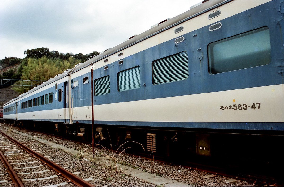 fukuchin_san's tweet photo. 旧鹿児島機関区や伊集院電留線、鹿児島車両所には余剰廃車になったED76若番、サロ481、サロ581などが集結していました。サロ481の一部は「なは」レガート車両に転用できたものもありましたがほとんど解体でした。 https://t.co/fZs5xQntiL