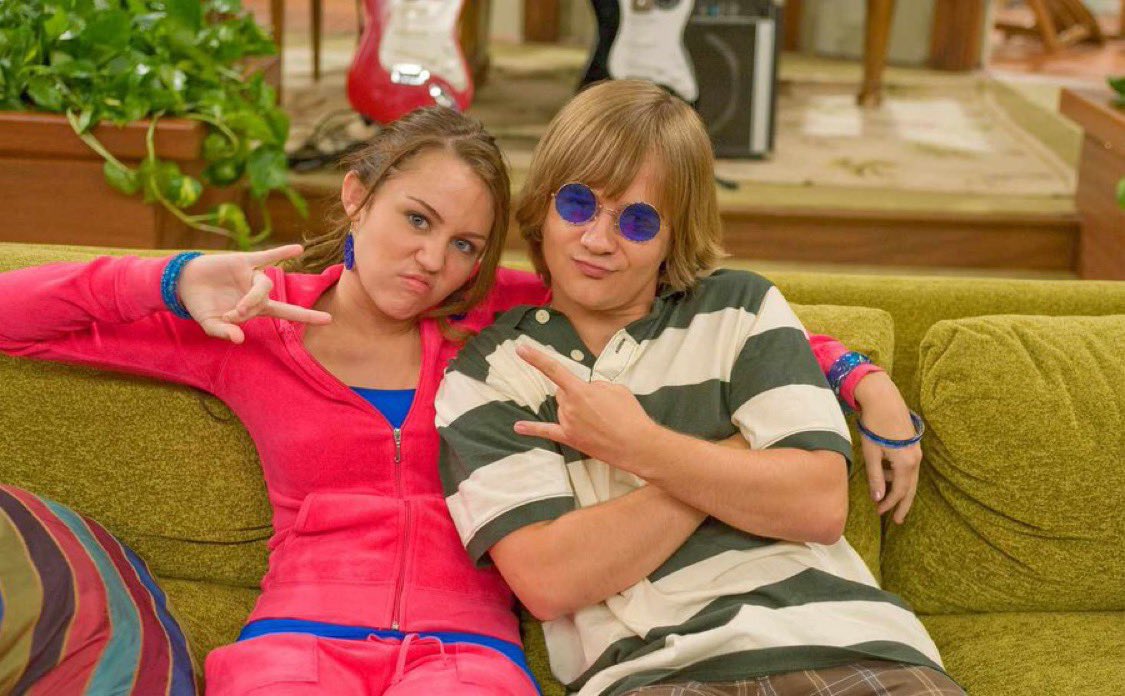 🚨 SURRÉALISTE ! 

Jason Earles : la star de la série « Hannah Montana » révèle avoir menti aux producteurs en leur disant qu'il avait 18 ans alors qu'il avait en réalité 28 ans 😭

Ils ont découvert dans l'épisode 8 qu'il n'était pas un adolescent, mais qu'il avait en réalité 28