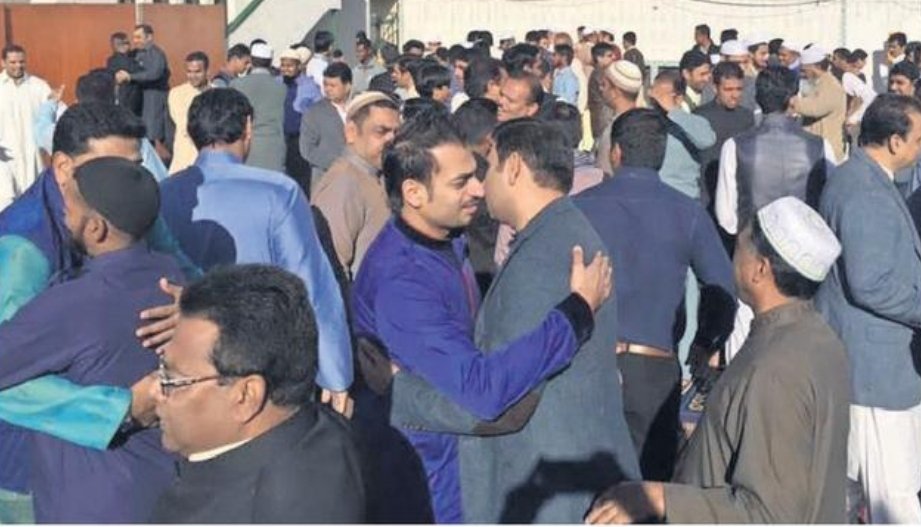 Hoy en la prensa sale una nota de que este fin de semana los musulmanes en el país celebrarán su Ramadán, en el mismo texto el líder de estos reveló que actualmente hay más de 10 mil musulmanes en Chile! 👳🏿💀