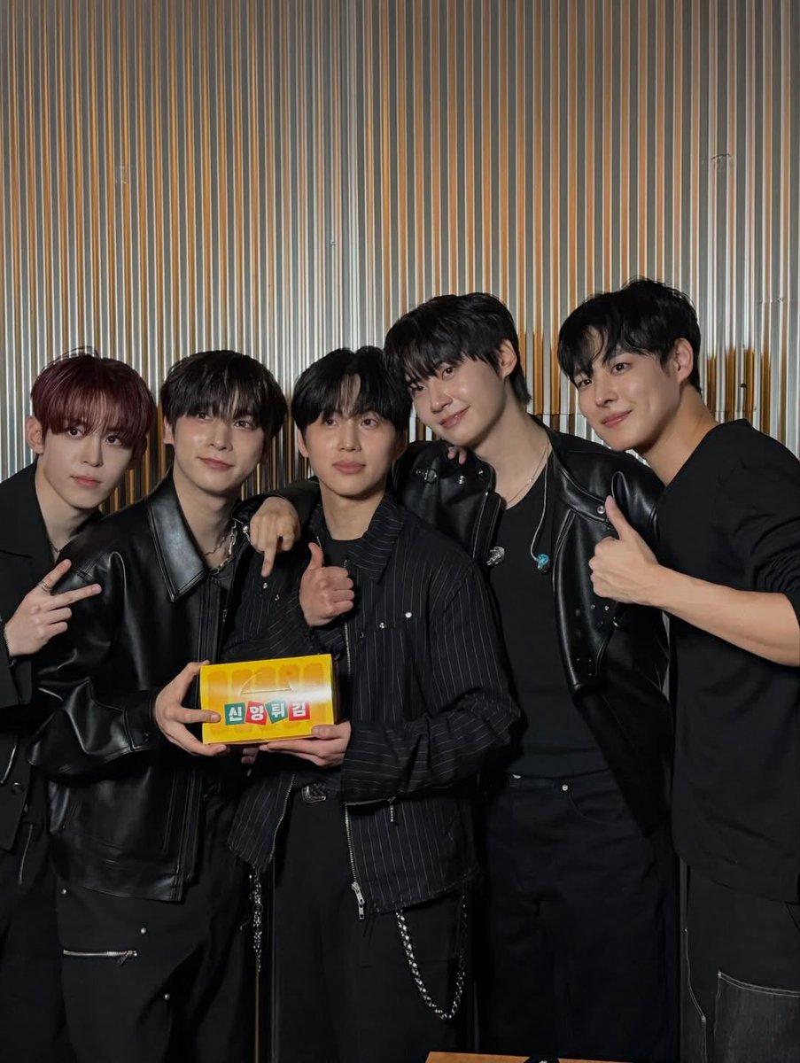 xmallangx's tweet photo. 이날 독기메이크업해서그런가 ㄹㅇ 뜨는 사딘들마다 얼굴상태 ㄱㅆㅅㅌㅊ https://t.co/sTr1p73Zdf
