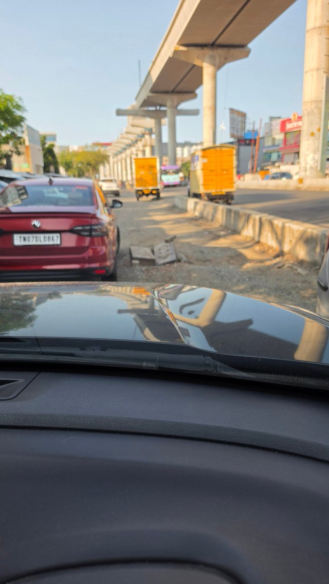 Hari_MDU's tweet image. @chennaicorp This is the condition of the service road outside WTC and Apollo in Perungudi for the past week. This is very dangerous and caused lot of traffic. Kindly fix it.

@ChennaiTraffic With Apollo parking occupying half the service road, everyday commute is difficult.