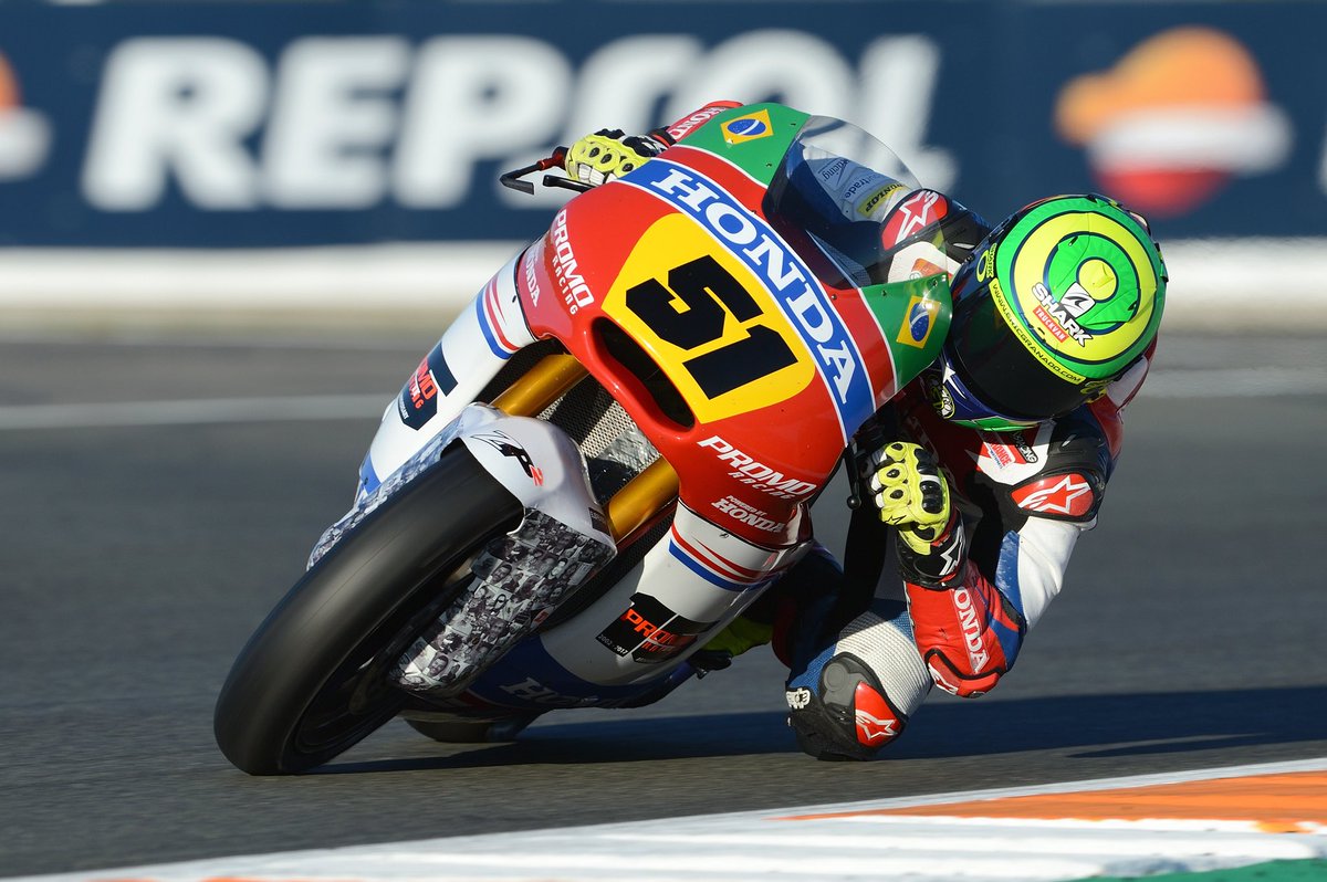 motojuniorwc's tweet image. A historic moment! 🔙🏆

@ericgranado was crowned #Moto2 European Champion in the final round of 2017 at @CircuitValencia, becoming the first Brazilian rider to win a #MotoJunior title 🇧🇷👏

#RoadToMotoGP🏁