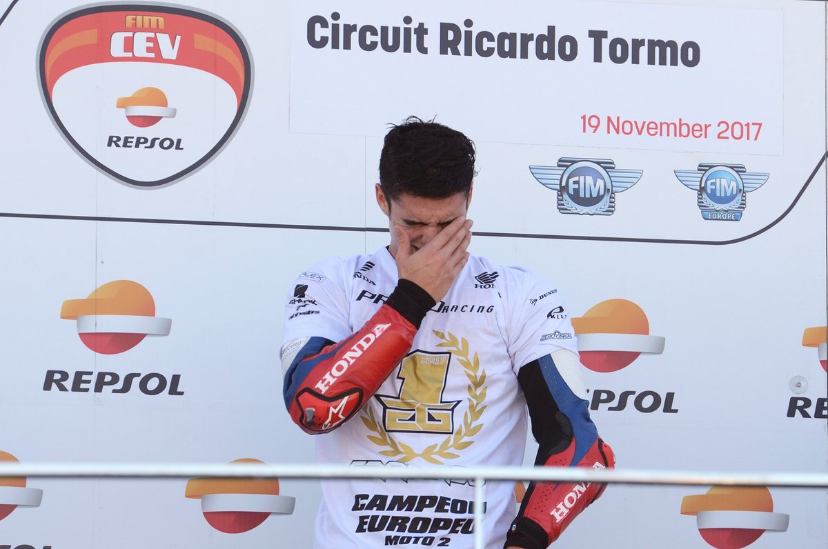 motojuniorwc's tweet image. A historic moment! 🔙🏆

@ericgranado was crowned #Moto2 European Champion in the final round of 2017 at @CircuitValencia, becoming the first Brazilian rider to win a #MotoJunior title 🇧🇷👏

#RoadToMotoGP🏁