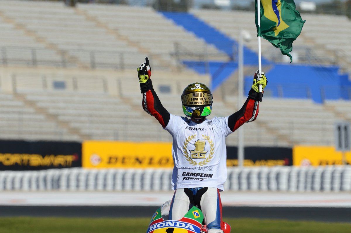 motojuniorwc's tweet image. A historic moment! 🔙🏆

@ericgranado was crowned #Moto2 European Champion in the final round of 2017 at @CircuitValencia, becoming the first Brazilian rider to win a #MotoJunior title 🇧🇷👏

#RoadToMotoGP🏁
