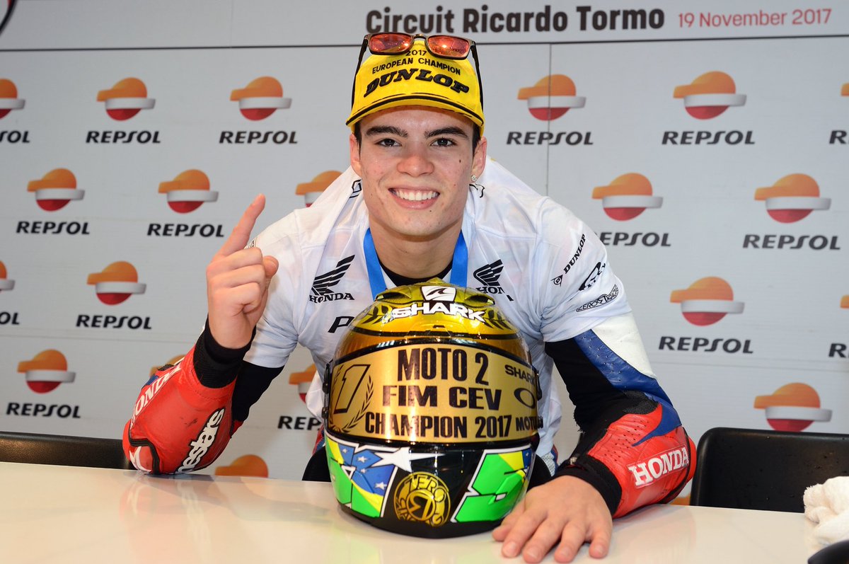 motojuniorwc's tweet image. A historic moment! 🔙🏆

@ericgranado was crowned #Moto2 European Champion in the final round of 2017 at @CircuitValencia, becoming the first Brazilian rider to win a #MotoJunior title 🇧🇷👏

#RoadToMotoGP🏁