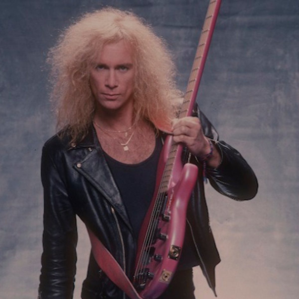 TheDuckLR's tweet photo. Happy 73rd Birthday to the legendary bassist #BillySheehan 🎉
#Talas #DavidLeeRoth #MrBig #TheWineryDogs #SonsOfApollo https://t.co/B8Jsl1kE2B
