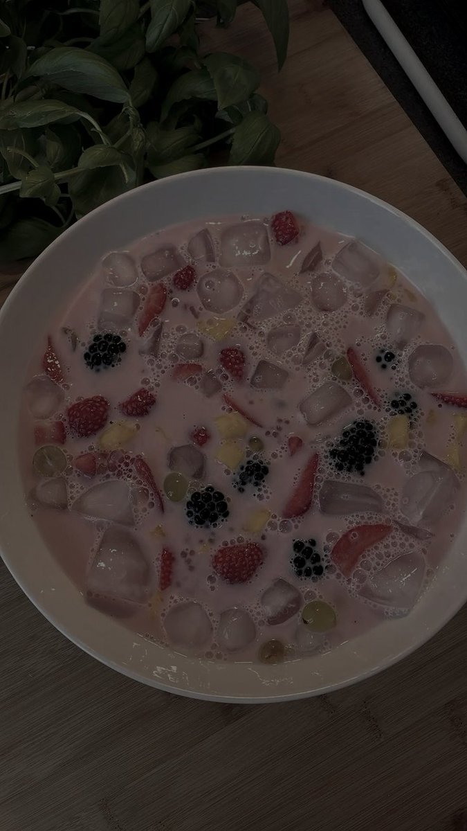 ㅤ
ㅤ
Mas Iga <a href="/Leonchrois/">ARATAIGA.</a>, Yaya <a href="/ashenvision/">ANALEIA.</a>, makanannya sudah diangetin. Sayurnya dimakan semua ya. Di kulkas juga ada es buah biar segar. Tolong sekalian panggil Jere <a href="/ausmtere/">JEREMIAH</a> buat ambil makan ya, Yaya. 
ㅤ
ᅠ