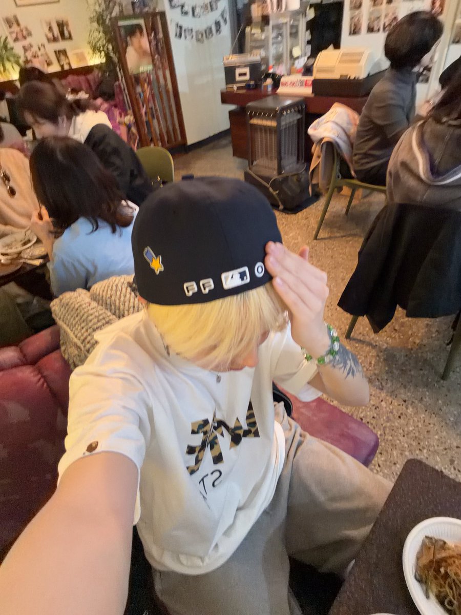 기욱이 영감과 커피를 먹으러 종로 카페 갔다가 정동원님 생일카페를 가서 잡채랑 케익을 얻어먹고 옴.