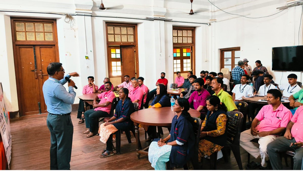 DRMPalghat's tweet image. 🍴 Towards Safer Food Practices

As part of Eat Right Campus, FoSTaC training conducted at Kozhikode Railway Institute.
Participants included Running Room staff, PF vendors &amp;amp; Vande Bharat kitchen staff.

#IndianRailway #EatRight #Kozhikode #FoodSafety #SouthernRailway