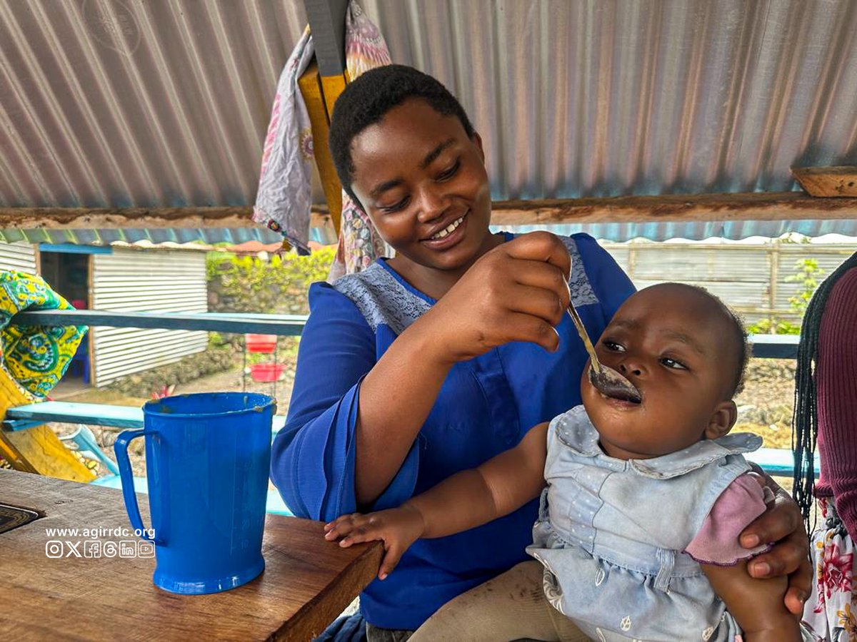 agir_rdc's tweet photo. Un gobelet, un sourire… et un besoin vital comblé. Au centre AGIR RDC à Lac Vert, la faim freinait l’apprentissage des mères et enfants. La bouillie enrichie change la donne, mais les besoins restent grands. Agissons ensemble. 🤝
#AGIRRDC #espacetwawezashinda #ACTForCongo https://t.co/oSkCnXSOce