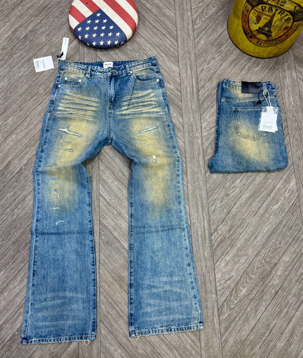 CLOTHING VENDOR IN LAGOS ISLAND tweet media