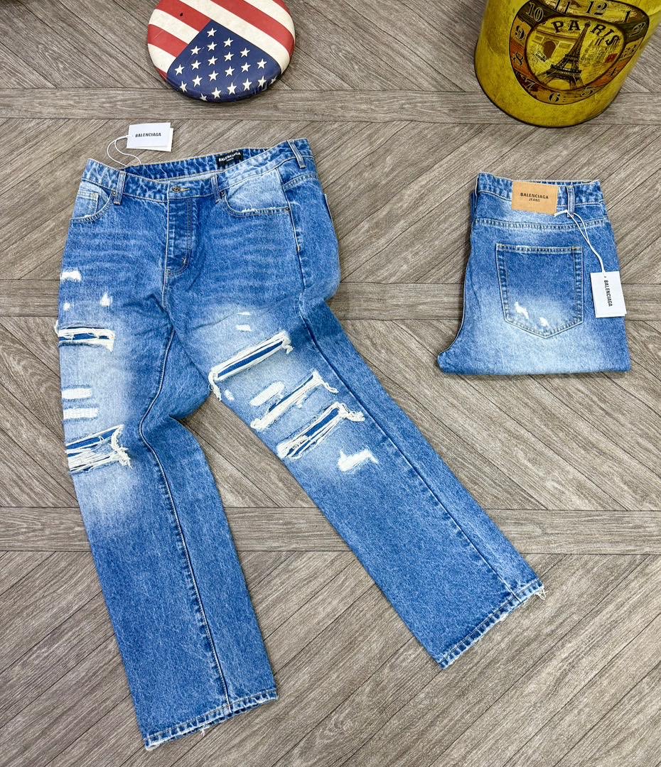 CLOTHING VENDOR IN LAGOS ISLAND tweet media