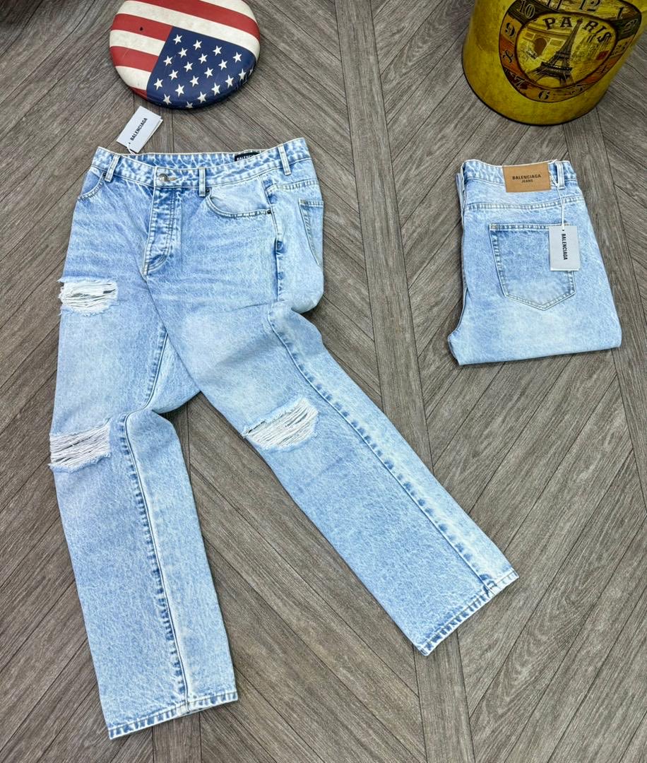 CLOTHING VENDOR IN LAGOS ISLAND tweet media