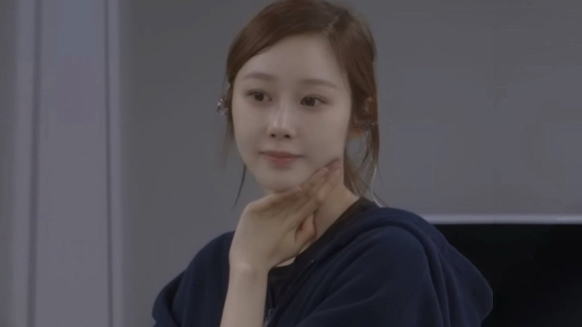 📍Griya Suropati, Menteng.

Jujur gue sebenernya udah gak kaget tapi masih heran, kenapa mami gue seikut campur itu sama event akbar server sebelah. 

Tahun ini komplit dan lengkap, jangan khawatir tu mami mami juga udah beliin gue abaya dan siapin THR. Kek?????