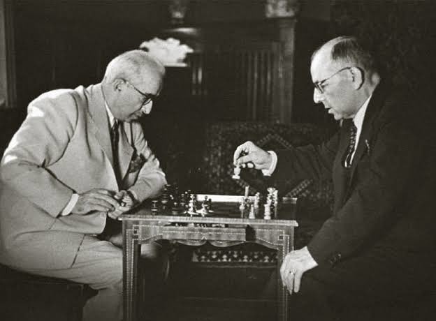 ccemalcobanoglu's tweet photo. İsmet İnönü’nün çok iyi bir satranç meraklısı ve oyuncusu olduğundan; 1972’deki efsane Spassky-Fischer finalini, evine davet ettiği milli satrançcı Sami Büyükgökçesu ile analiz ettiklerini yazmıştım alttaki twitte. 

İlk üç fotoğrafta sırasıyla Sami Büyükgökçesu, Şükrü Saraçoğlu ve Kral Abdullah ile satranç oynuyor. Son fotoğrafta ise oğulları Erdal ve Ömer oynarken, o da onları izliyor.