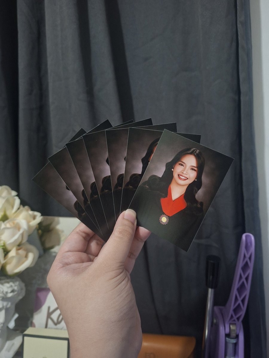 kalopsiaartph's tweet image. Graduation season is almost here 🎓✨

Bitin ba ang copies ng #gradpic mo?
We can print it in high-quality wallet size photos 💙

Also available:
📌 Passport size
📌 1x1 &amp;amp; 2x2 ID prints

Send us a message 💬
FB/IG/TikTok/X: @kalopsiaartph