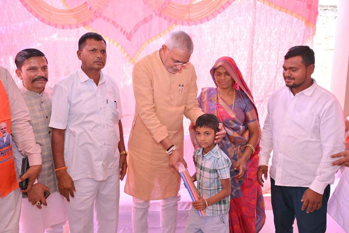 આજે ફતેપુરા તાલુકાના ઘાણીખુંટ ગામના બૂથ નં.૧૪૨ના પ્રમુખ શ્રી સુનિલભાઈ રમેશભાઈ મકવાણાના નિવાસસ્થાને જઈ તેમના પરિવાર સાથે મુલાકાત કરી અને ભાવપૂર્વક ભોજન ગ્રહણ કર્યું.

પ્રવાસ દરમિયાન કાર્યકર્તાના ઘરે ભોજન લેવું એ મારા માટે માત્ર અતિથ્યસ્વીકાર નથી, પણ પરિવારના સભ્ય સાથે બેસીને સ્નેહ