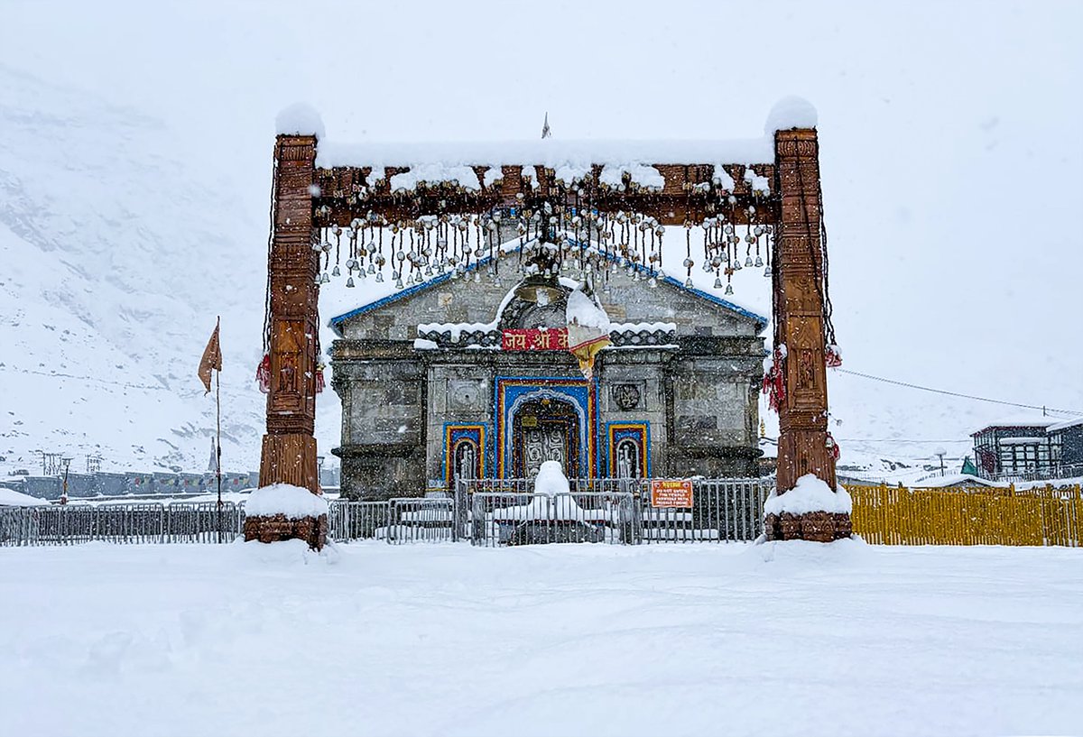 AIRNewsHindi's tweet image. रुद्रप्रयाग: केदारनाथ मंदिर परिसर बर्फ की सफेद चादर से ढका हुआ है, और श्रद्धालु मंदिर के फिर से खुलने का इंतज़ार कर रहे हैं।

#Kedarnath | #Rudraprayag | #Snowfall
