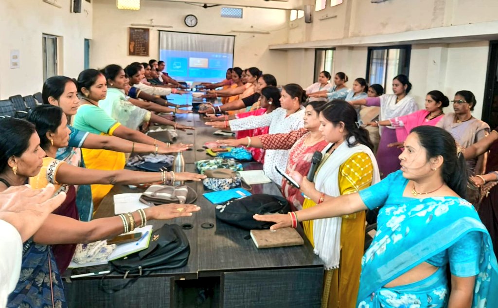 जनपद पंचायत भाटापारा में 'मोर गांव मोर पानी' महाभियान के अंतर्गत जल संरक्षण की सामूहिक शपथ ली गई। इस अभियान का मुख्य उद्देश्य जल की हर बूंद को बचाना और आने वाली पीढ़ियों के लिए एक सुरक्षित कल सुनिश्चित करना है।
#balodabazar 
#savewater 
#WaterConservation