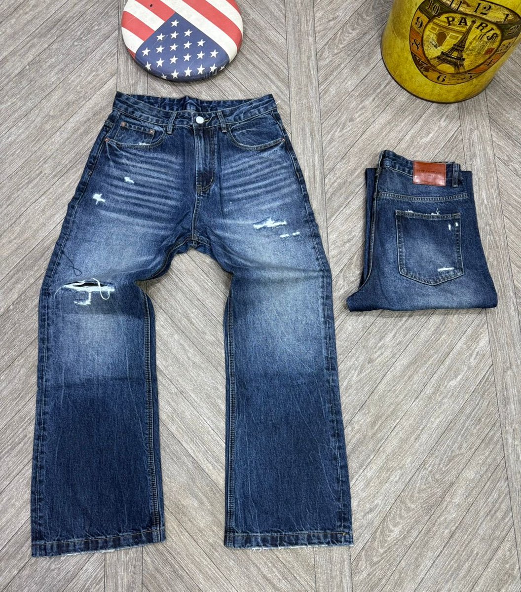 CLOTHING VENDOR IN LAGOS ISLAND tweet media