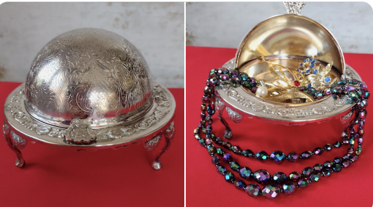InessaW29's tweet photo. https://t.co/91Gn2hcW4v 

Check out VINTAGE Job Lot JEWELLERY BOX Roll Top GLOBE DISH + JEWELLERY  SILVER Tea Spoon  

#MHHSBD #Globe #vintage #jewellery #interior #oldthings #interiordesign #decor #ShopVintage #VintageFinds #decor #cutlery #EnglishTips https://t.co/sILk7ZJ5hA