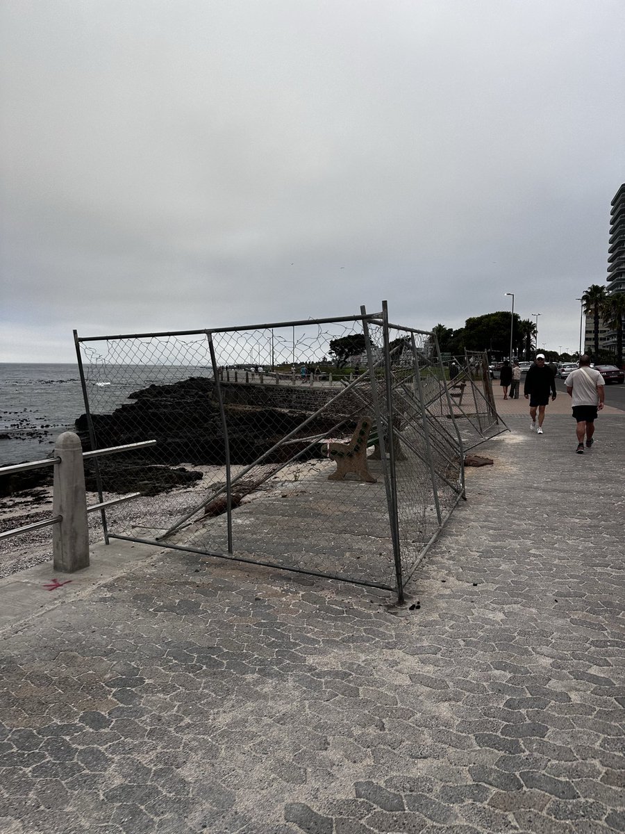 Consumer_HeroSA's tweet photo. @CityofCT @geordinhl you guys been throwing stones at all other cities but dropping the ball at home. This has been a mess for 2 years now at Rocklands. What’s happening here? https://t.co/6nRtycyiPP