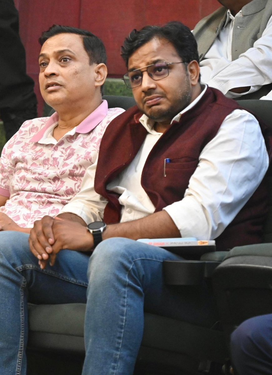 लक्ष्मण यादव कौन है ?
प्रोफेसर ❌
कंटेंट क्रिएटर ✅

डिजिटल डेमोक्रेसी मीटिंग में यादवों के नेता अखिलेश यादव ने लक्ष्मण यादव को बड़ा टास्क दे दिए अब कैसे पोस्ट  करना है सोशल मीडिया पर लिख कर जातिवादी लक्ष्मण यादव मन और मुंह से जी हुजूरी कर रहा😀,

अब सोशल मीडिया पर सपा के इशारे