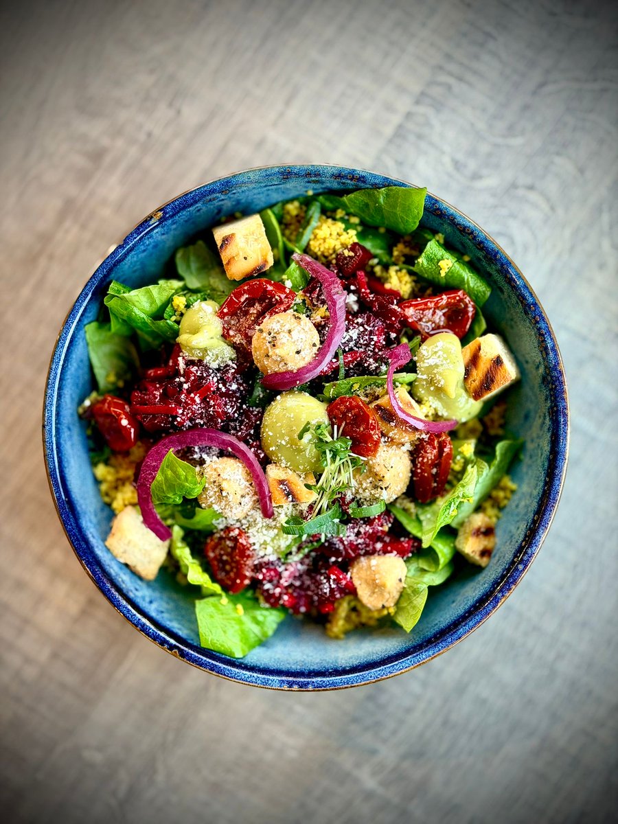 saltkitchen_'s tweet photo. Meet the Salt Bowl: a vibrant mix of gem lettuce, honey-balsamic beetroot, and double the dip with guacamole AND chilli-basil hummus. Finished with crunchy focaccia croutons.

Customise your bowl:
🍗 Add Grilled Chicken
☁️ Add Buffalo Mozzarella

#saladbowl #saltkitchen https://t.co/4imRiIVWbY