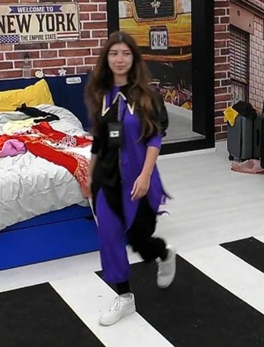 O João no seu dia de rei 🤴🏻 , escolhe a Eva  como sua rainha 👸🏼 e a Ariana como bobo da corte 🤡 

Como não amar? Está PERFEITO!

#sstvi