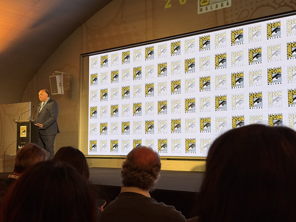 Javi Olivares 📹 LBDK #Supergirl ❤️💙💛 tweet media