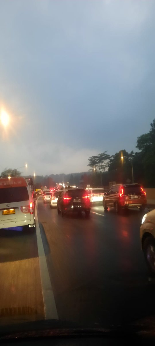 erztabit's tweet photo. Yang mau ke Bandung coba jalur yg direkomendasikan di thread deh, sy dr jatiasih masuk ke cipendawa arah mm2100, cikarang mall lippo, arah deltamas terus keluara karawang barat. 
Terbebas dr kemacetan cikampek dan MbZ. Alhamdulillah
Sampai bdg 5 jam https://t.co/61VqgNMJYU