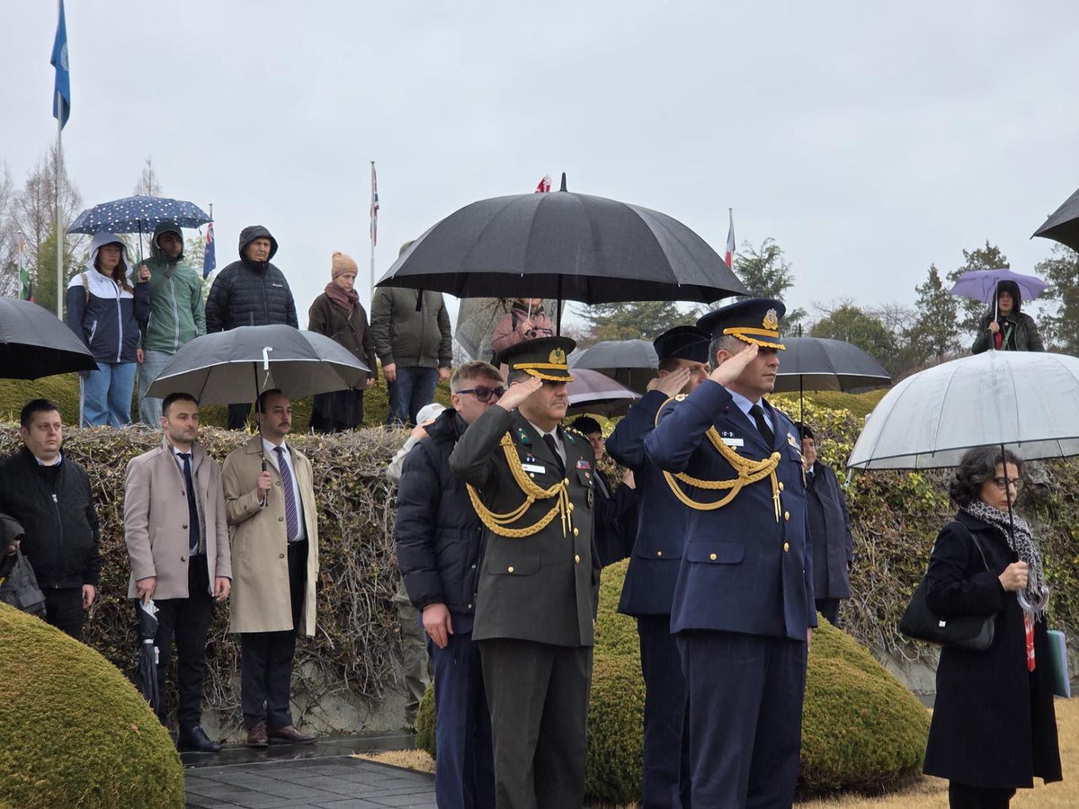 TC_SeulBE's tweet photo. 18 Mart Çanakkale Zaferi’nin 111. yıldönümü ve Şehitler Günü vesilesiyle, Busan’daki Birleşmiş Milletler Anıt Mezarlığı’nda yatmakta olan 462 kahraman Mehmetçiğimizin huzurunda bir tören düzenledik. https://t.co/iJ9yiiEHH6