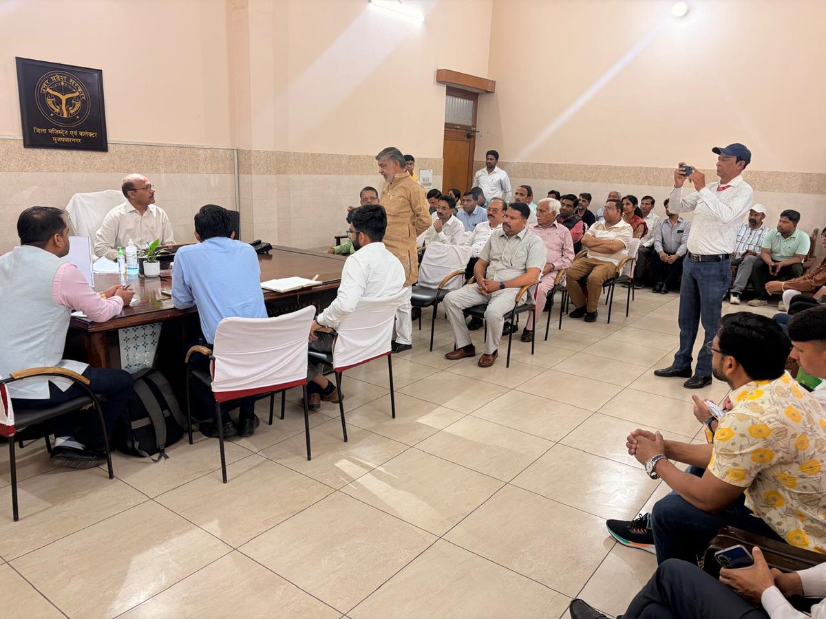 DmMuzaffarnagar's tweet photo. जनपद में एलपीजी की सुचारू आपूर्ति को सुनिश्चित करने हेतु समस्त विक्रय अधिकारियों और गैस वितरकों की बैठक आयोजित की गई।

मुख्य बातें:
✅ जनपद में एलपीजी की पर्याप्त उपलब्धता है।
✅ व्यावसायिक प्रतिष्ठानों के लिए कॉमर्शियल सिलेंडर शीघ्र उपलब्ध कराए जाएंगे। 4 प्राथमिक सेवाओं वाले क्षेत्रों को पहले सिलेण्डर मिलेगा।
✅ गैस वितरक बुकिंग और बैकलॉग के आधार पर उपभोक्ताओं को आपूर्ति करें।
✅ अधिक से अधिक होम डिलीवरी सुनिश्चित की जाए, ताकि गोदामों पर भीड़ और पैनिक स्थिति से बचा जा सके।
✅ मिड-डे-मील हेतु प्राथमिकता वाले विद्यालयों को पहले सिलेण्डर प्रदान किया जाए।
✅ सभी गैस वितरकों को अपने प्रतिष्ठान/गोदाम में CCTV लगवाने एवं हॉकरों की रैंडम जांच करने के निर्देश।
✅ घरेलू LPG और PNG दोनों कनेक्शन वाले व्यक्तियों से अनुरोध – एक कनेक्शन वापस करें और एलपीजी बुकिंग न करें।
✅ ग्रामीण क्षेत्रों में रिफिल के 45 दिन, शहरी क्षेत्रों में 25 दिन बाद ही नई बुकिंग।
✅ उपभोक्ता ऑनलाइन या कॉल/एसएमएस के माध्यम से बुकिंग और ई-KYC कर सकते हैं।
✅ किसी भी परिस्थिति में घरेलू सिलेण्डर का व्यावसायिक प्रयोग न हो।
✅ जनता को आश्वस्त किया जाता है कि एलपीजी और पेट्रोलियम पदार्थों (पेट्रोल/डीजल) की पर्याप्त उपलब्धता है – पैनिक न हों।

सभी गैस वितरकों को निर्देश दिए गए हैं कि उपभोक्ताओं एवं मीडिया के साथ शालीन व्यवहार बनाए रखें और नियमों का पालन सुनिश्चित करें।