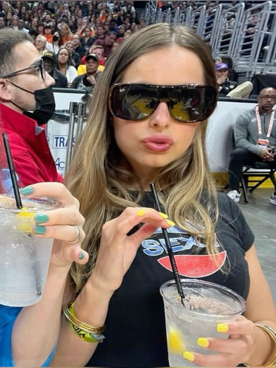 livvy ۫ ꣑ৎ tweet media