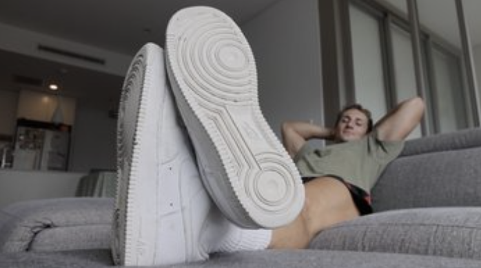 Giant and Tiny Feet tweet media