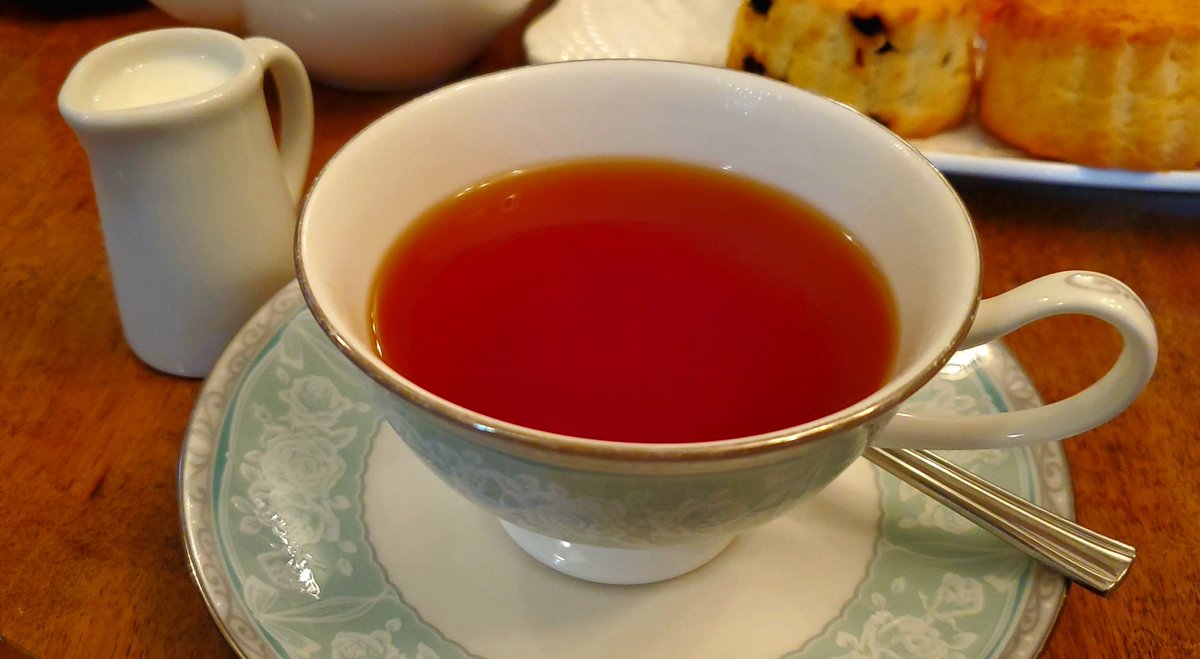 captainpietan's tweet photo. 『えの木てい』を訪問☕

横浜・山手の洋館が並ぶ通りに佇んでいて、異国情緒あふれる街並みに溶け込む空間✨焼き立てのスコーンと香り高いミルクティーが美味しく、アンティークに囲まれながら、非日常のひとときをゆったりと味わえる！ https://t.co/AyucQibCv7