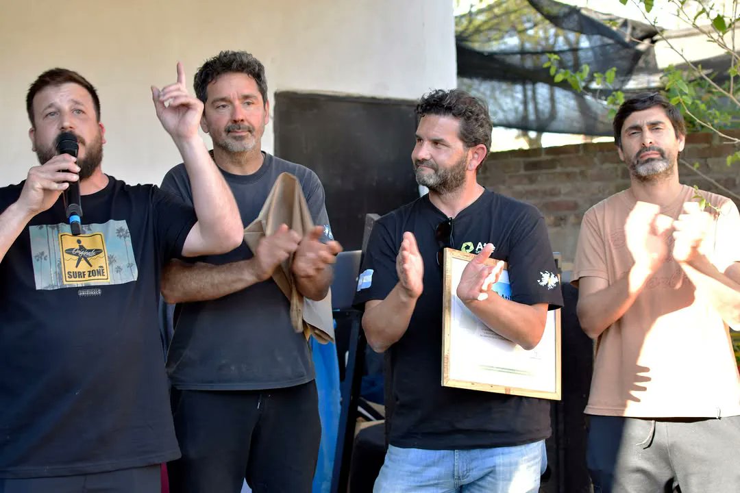 Un jefe sindical y otras 26 personas irán a juicio por el bloqueo contra Lácteos Mayol
Guillermo Arregui, titular de la Seccional Cañuelas de ATILRA, ira a juicio por el bloqueo de una empresa
Es uno de los acusados de robo agravado, daño y amenazas
QUE SE PUDRAN
EMBARGO TOTAL